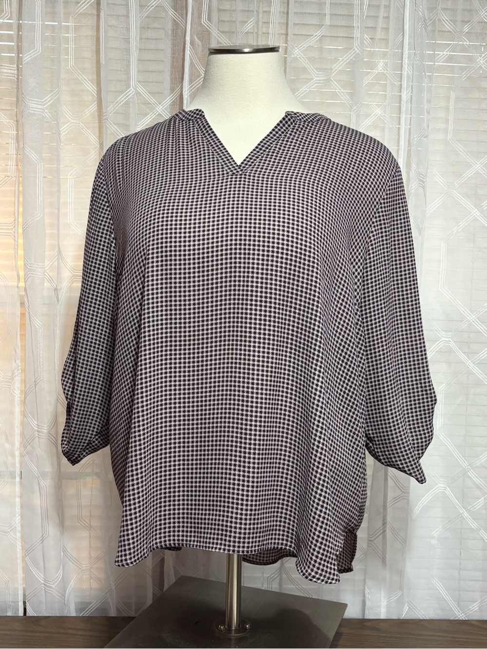 Maurice’s 3X Atwood 3/4 sleeve pop over blouse. V-Neck Purple /black29p2p 30”L